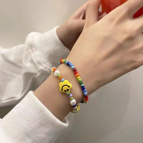 New colored beaded smiley bracelet for women ins niche design student best friend elastic rope bracelet for fashionable dopamine