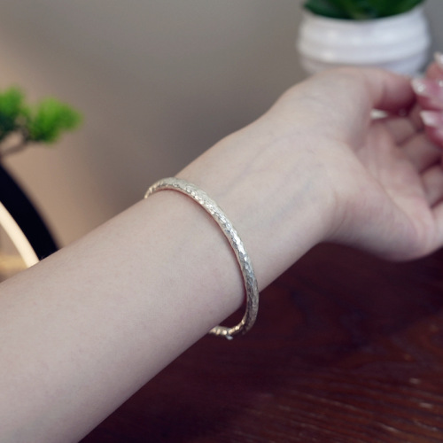 999 foot silver handmade silver hammer pattern bracelet, exquisite and simple super flash Yunnan snowflake silver bracelet solid pure circle