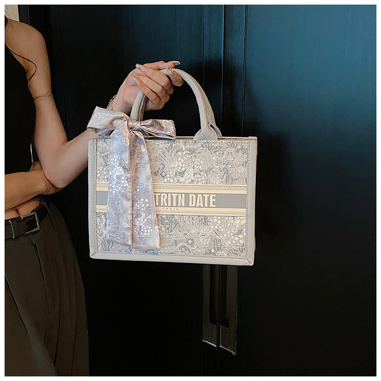 Underarm bag women's spring new large-capacity textured embroidered handbag women's shoulder bag versatile and practical tote bag