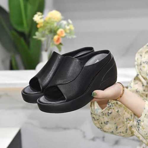 Cross-border foreign trade wedge slippers for women 2025 summer new thick sole thick sole wear flip-flops lightweight non-slip large-size sandals