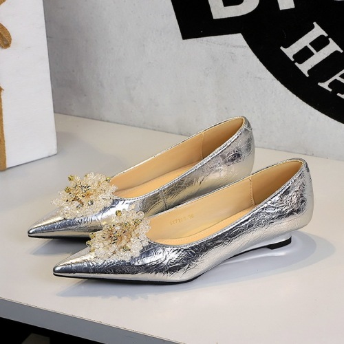 7200-H96 Korean version of rhinestone wedding shoes metal hand-grabbing pattern wedge slim women's shoes pointed toe low heel shoes women's shoes