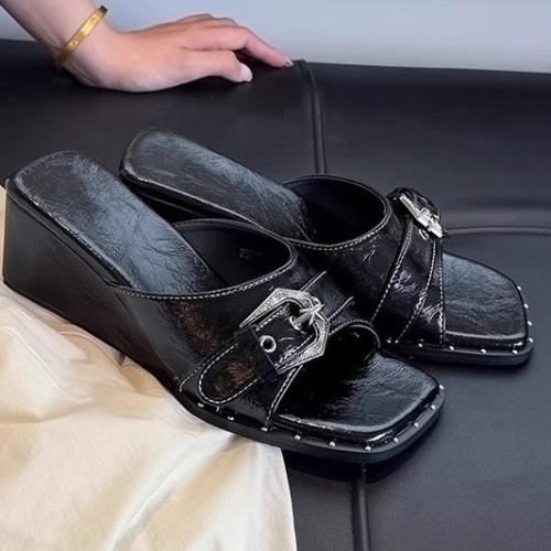 French heel thick-soled flip flops for women in summer wear 2025 new square head rivet black leather sandals