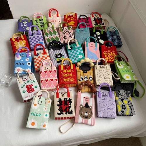 New niche design cute cartoon mini knitted phone bag, versatile small and portable commuting crossbody small square bag