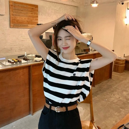 Black and white striped vest knitted T-shirt for women in summer new design scheming niche loose hot girl top