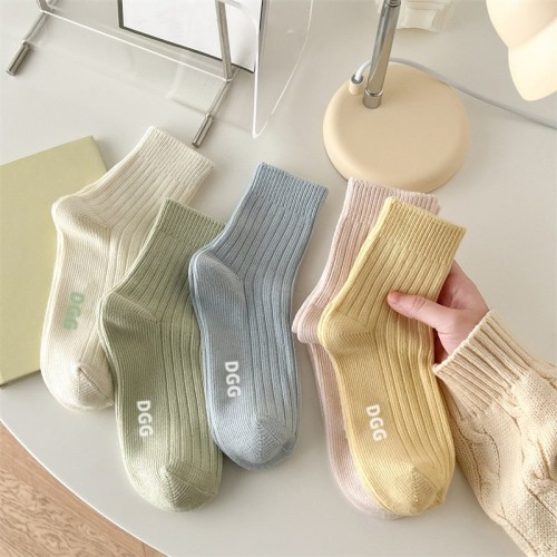 Medium tube socks for women in spring and autumn solid color candy color women's socks macaron cream sweat-absorbing stockings Korean wholesale