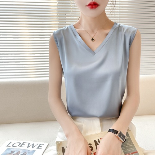 V-neck silk camisole top for women, suitable for spring and summer, short sleeve, loose and sexy, satin surface, Western-style base layer.