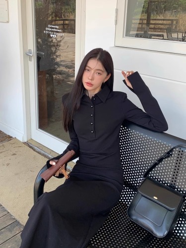 Elegant French-style black long-sleeve shirt dress for women—sophisticated, mature, figure-flattering, and perfectly fitted to create a slimming effect as a chic base layer.
