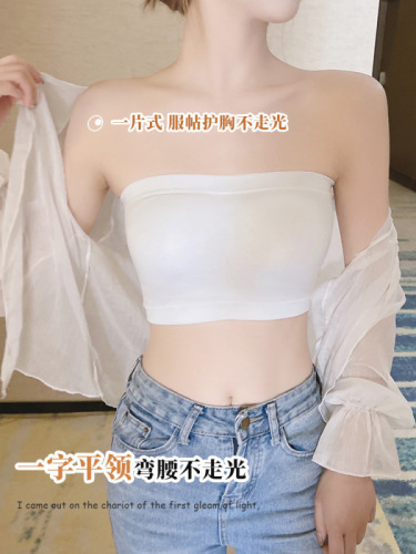 Seamless strapless bra with built-in chest pads—perfect for layering, non-slip design, enhances cleavage, prevents wardrobe malfunctions, and showcases a beautiful back—ideal for petite women.