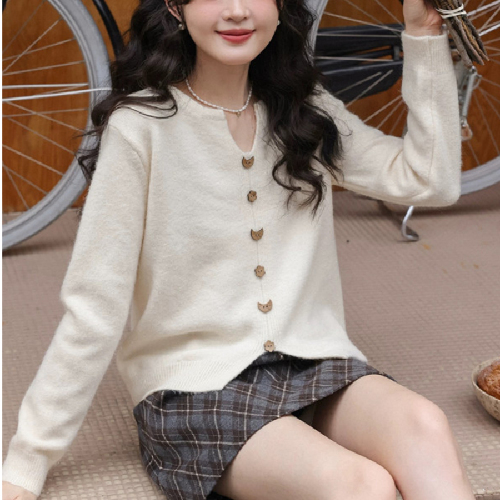 Elegant Minimalist V-Neck Long-Sleeve Knit Top for Women - 2025 Autumn New Arrival Loose and Slimming Top