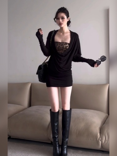 American-style spicy girl black mock-neck long-sleeve dress for women—early autumn, slimming, figure-flattering, hip-hugging, and irresistibly sexy skirt