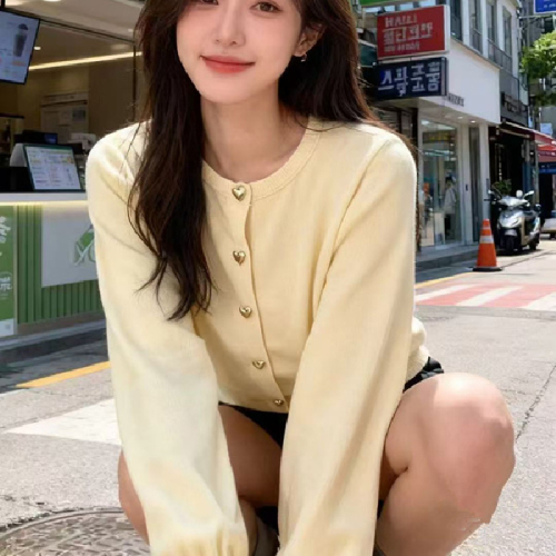 2025 Autumn/Winter Trendy Youthful Metal Heart Button Crewneck Core Yarn Knit Cardigan Top