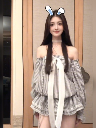 Sweet and spicy, off-shoulder, niche retro striped, bow detail, one-shoulder, V-neck, cinched waist, flattering, ballgown-style dress