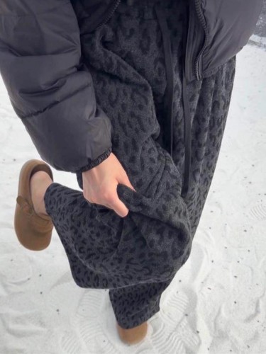 Fleece-lined, thickened leopard-print pants—loose, boyfriend-style, laid-back wide-leg casual pants for pear-shaped plus-size women—sticky rice towel pants.