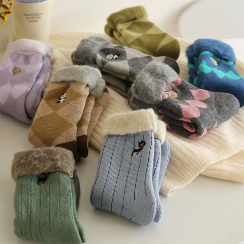 Velvet and thickened floor socks for women who are afraid of the cold, star people to keep warm, cute cartoon panda embroidered mid-calf sleep socks, snow socks