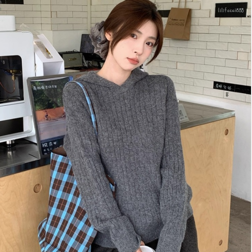 Korean-style gray cable-knit hooded pullover sweater for women, 2025 new autumn/winter loose-fitting, laid-back knitted top.