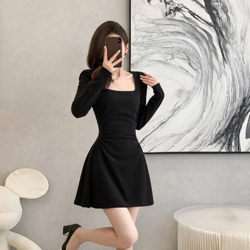 French-style Hepburn-inspired black square-neck long-sleeve dress for women—autumn/winter design, perfect for petite figures, with a flattering A-line silhouette