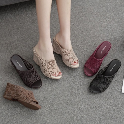 Summer new style hollow high-heeled jelly slippers for women, non-slip plastic wedge sandals, fashionable outdoor wear thick soles
