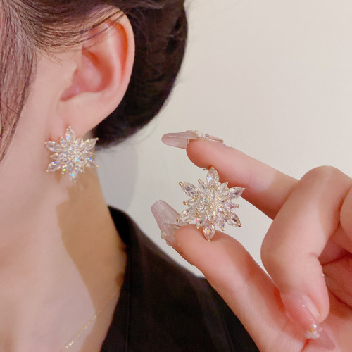 Dongdaemun's new micro-encrusted zirconium snowflake earrings, feminine, fashionable, light, luxurious, and atmospheric earrings, silver needle earrings