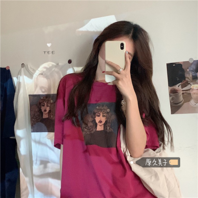 Kumiko Hara's short sleeve printed T-shirt with Korean skin