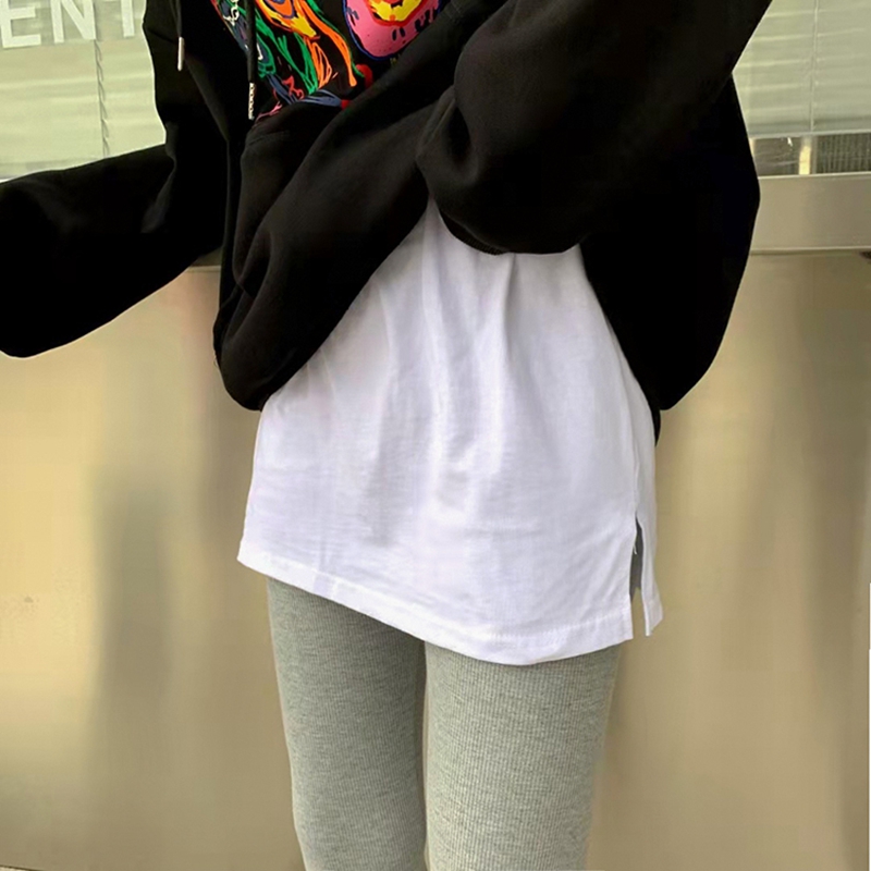In spring and autumn, wear a white fake two-piece sweater with a bottom artifact, a hole in the hem, a short skirt to cover your ass and a small fart curtain
