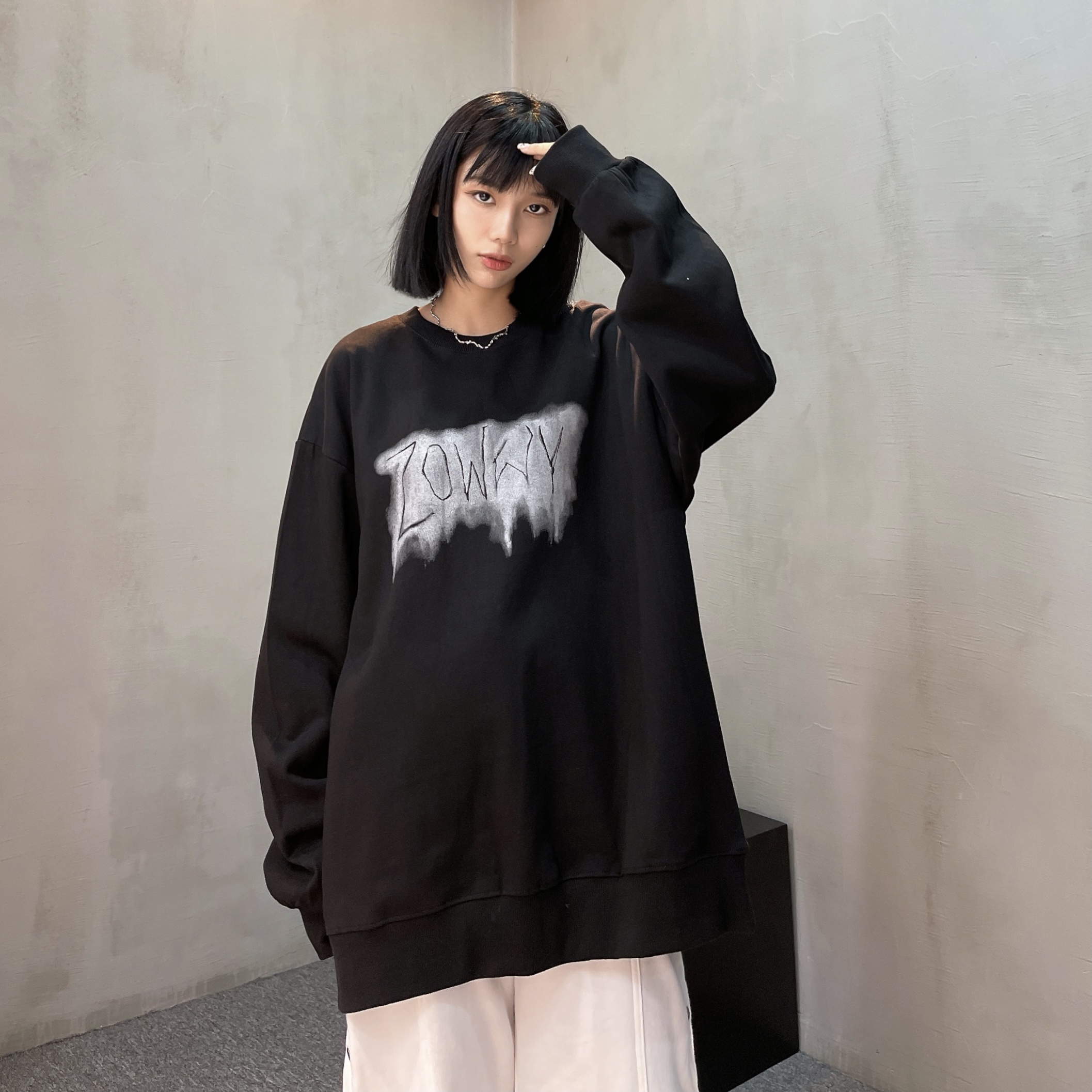 Spring and autumn round neck sweater women's fashion ins American retro loose hoodless oversize black Plush thickened top
