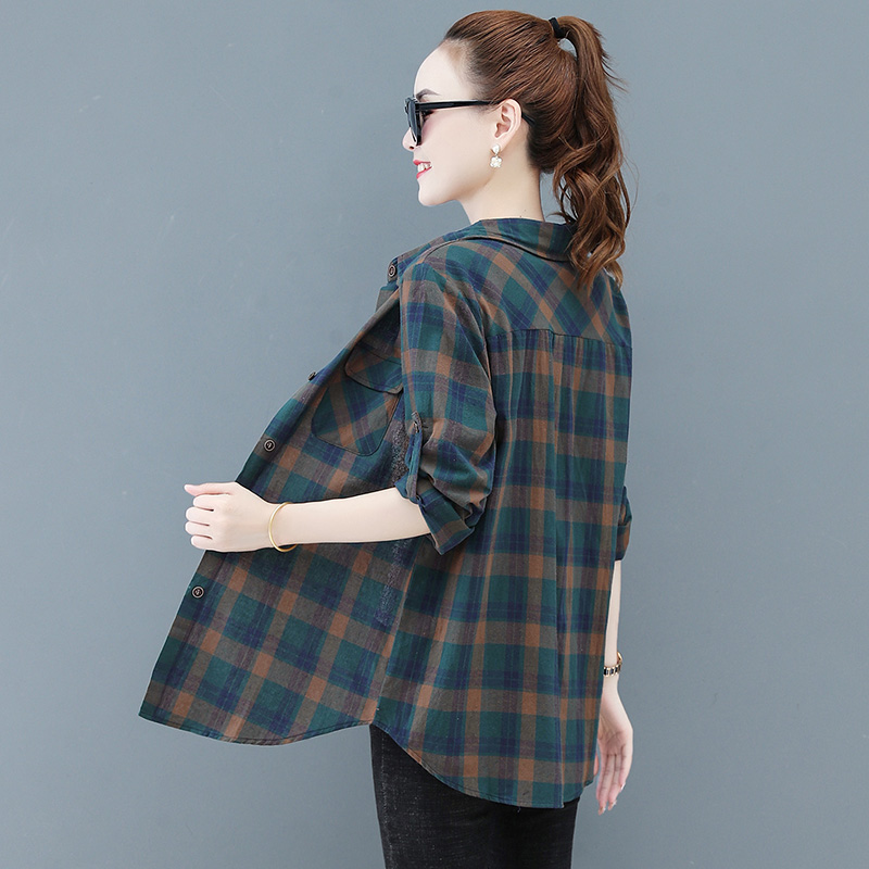 Middle aged mother's long sleeved Plaid Shirt women's medium and long style 2021 autumn dress loose large middle-aged and elderly western style shirt fashion
