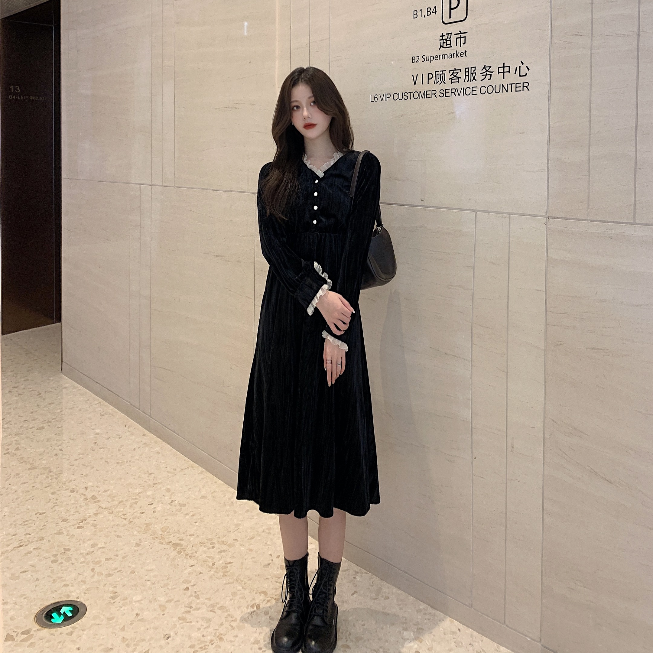 French Retro Black bottomed dress autumn and winter new Hepburn court velvet looks thin and small