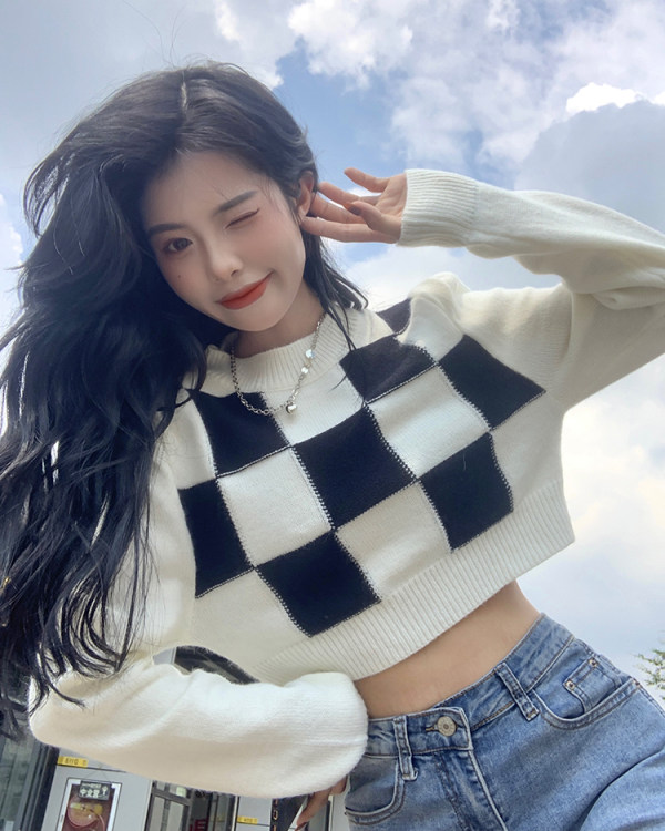 Korean chessboard Plaid short sweater women's autumn and winter new 2021 black and White Retro loose sweater top