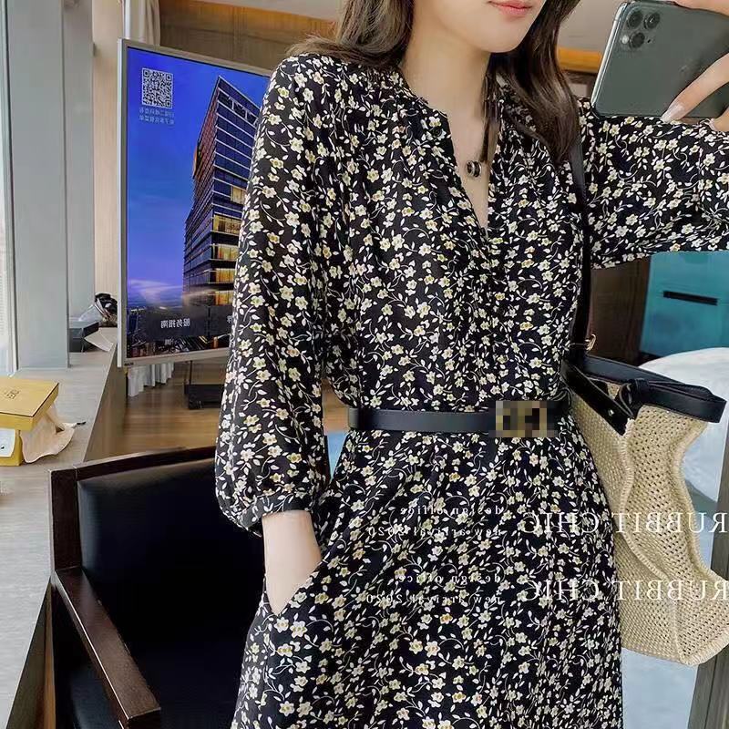 2021 Korean spring broken flowers loose and thin V-neck half sleeve high waist medium long split net red dress early autumn