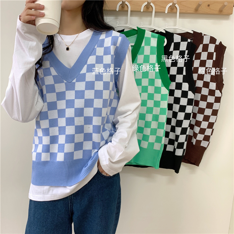 The new checkerboard knitted V-neck vest is loose and overlapped with sleeveless vest