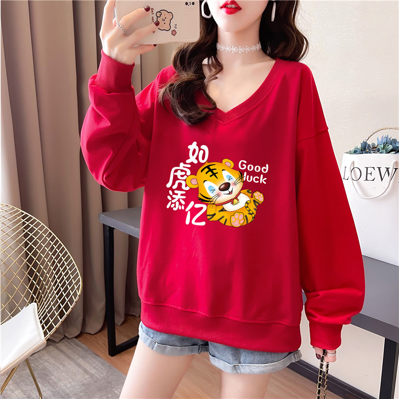 Live shooting of spring 2022 men's and women's birth year red New Year celebrations for the year of the tiger Zodiac V-Neck Sweater
