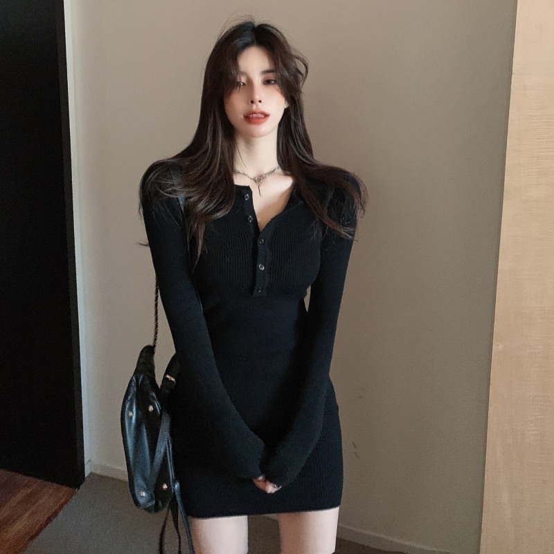 Knitted dress women's black sexy tight waist bag hip skirt in autumn and winter is thin with long sleeves and bottomed skirt
