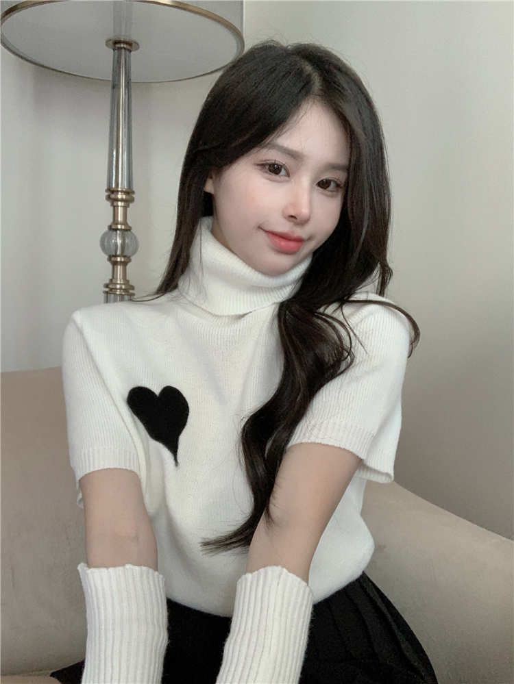 High neck sweater women's autumn and winter love two wear short sleeve sleeve sleeve advanced design sense minority white bottomed shirt knitted top