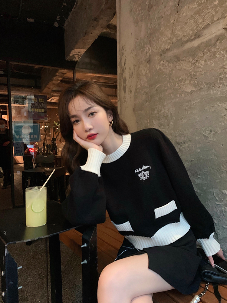 Spring and autumn 2022 new style temperament round neck short style contrast color thin versatile sweater women