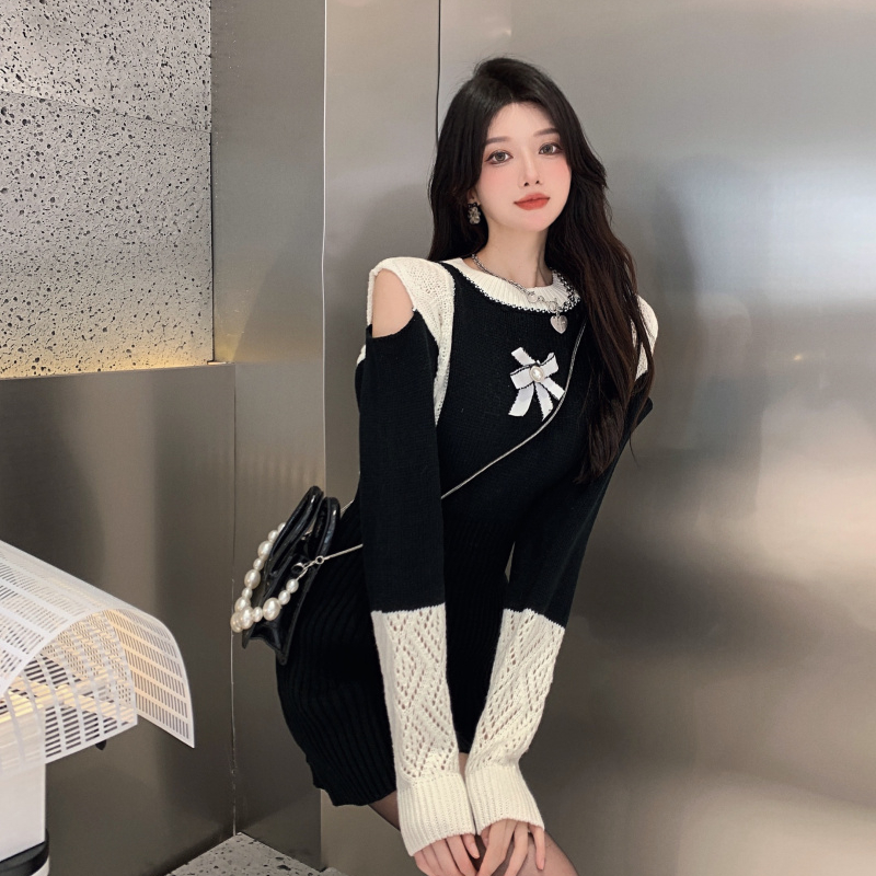 French black and white contrast long sleeve round neck off shoulder knitted dress autumn and Winter Fairy temperament splicing hip short skirt