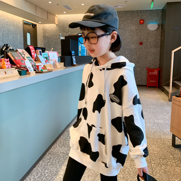 Girls' sweater spring and autumn 2021 Korean version Chinese big children's foreign style girl lovely cow children's hooded top spring fashion