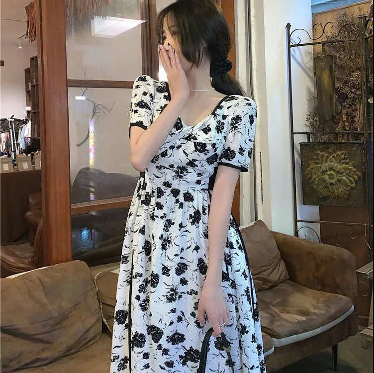 The new style of ink and wash painting with contrasting colors and receiving a slim waist with a ribbon and a midnight rose long and short dress for girlfriends and sisters