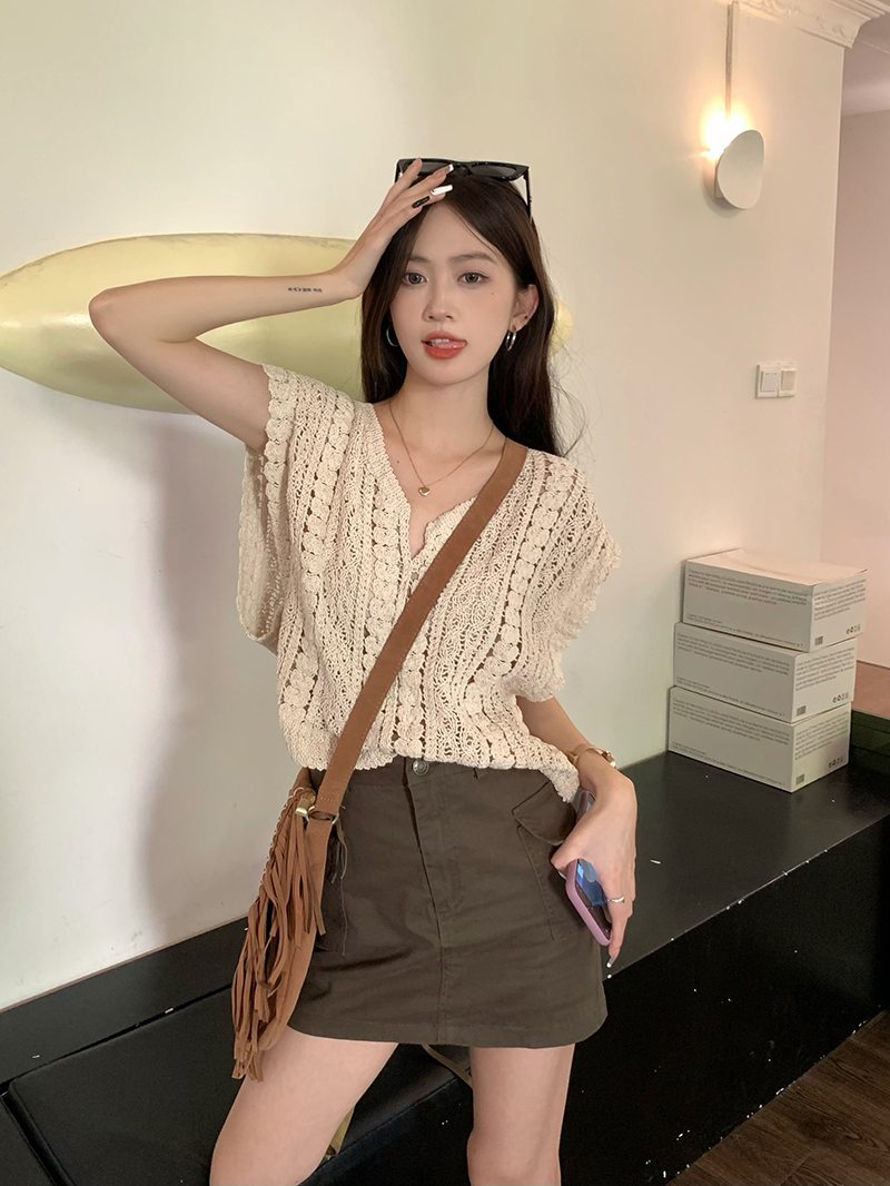 Hollow crochet v-neck vest knitwear women's summer 2023 new design short sleeveless top with sunscreen