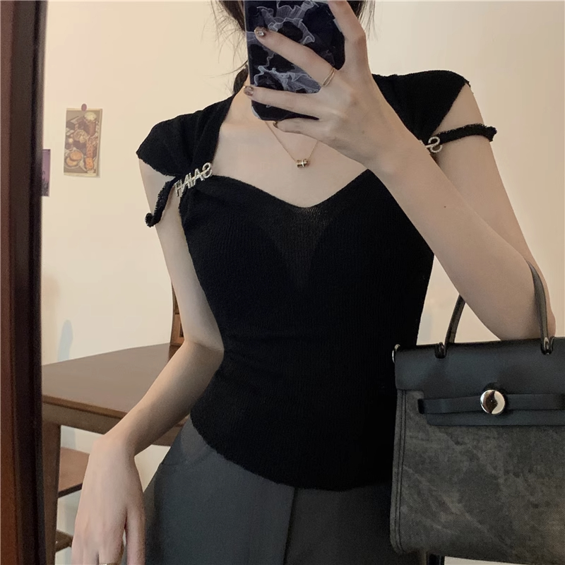 Black short-sleeved knitted sweater women's summer new tight-fitting design sense niche slim fit short top