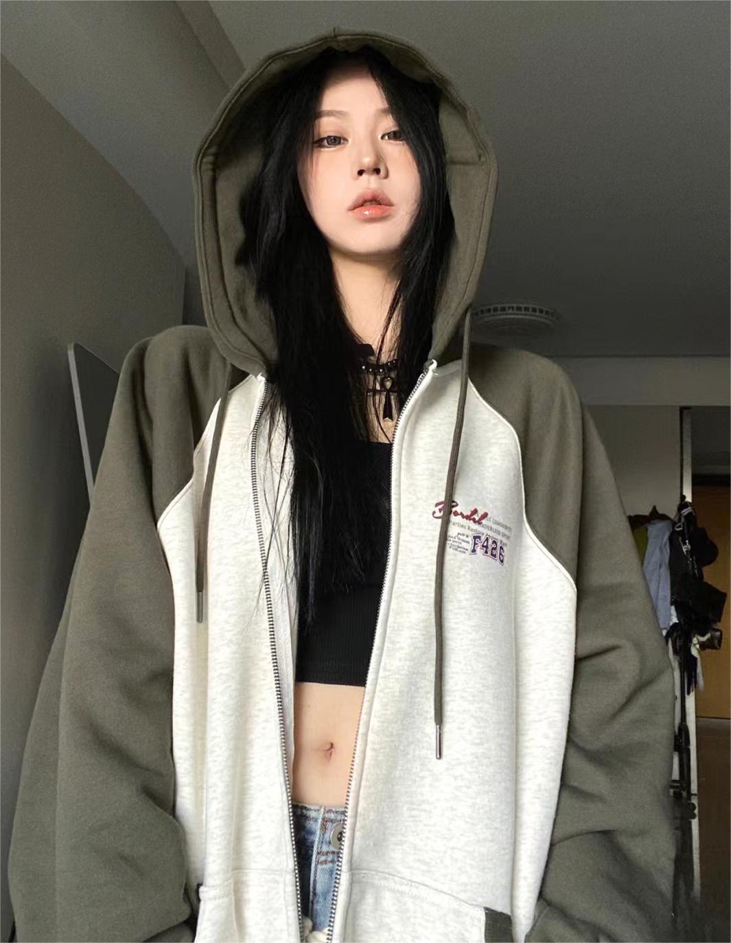 Velvet and thickened winter American high street contrasting color baseball uniform zipper jacket for women design hooded cardigan sweatshirt outer wear