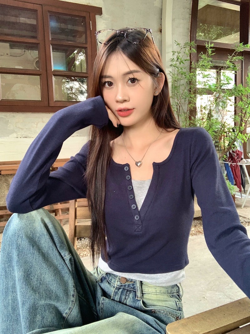 Designed contrasting color splicing fake two-piece long-sleeved T-shirt women's autumn slimming short top