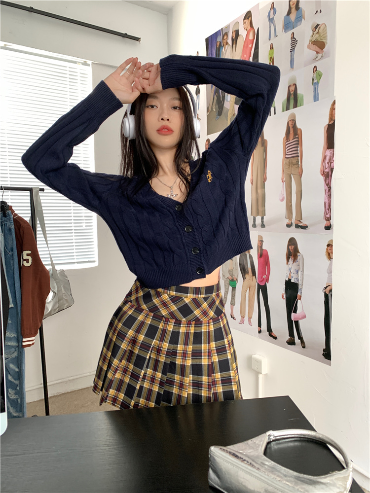 Hong Kong style college style V-neck knitted cardigan for women autumn short sweater jacket 2023 new gentle long-sleeved top