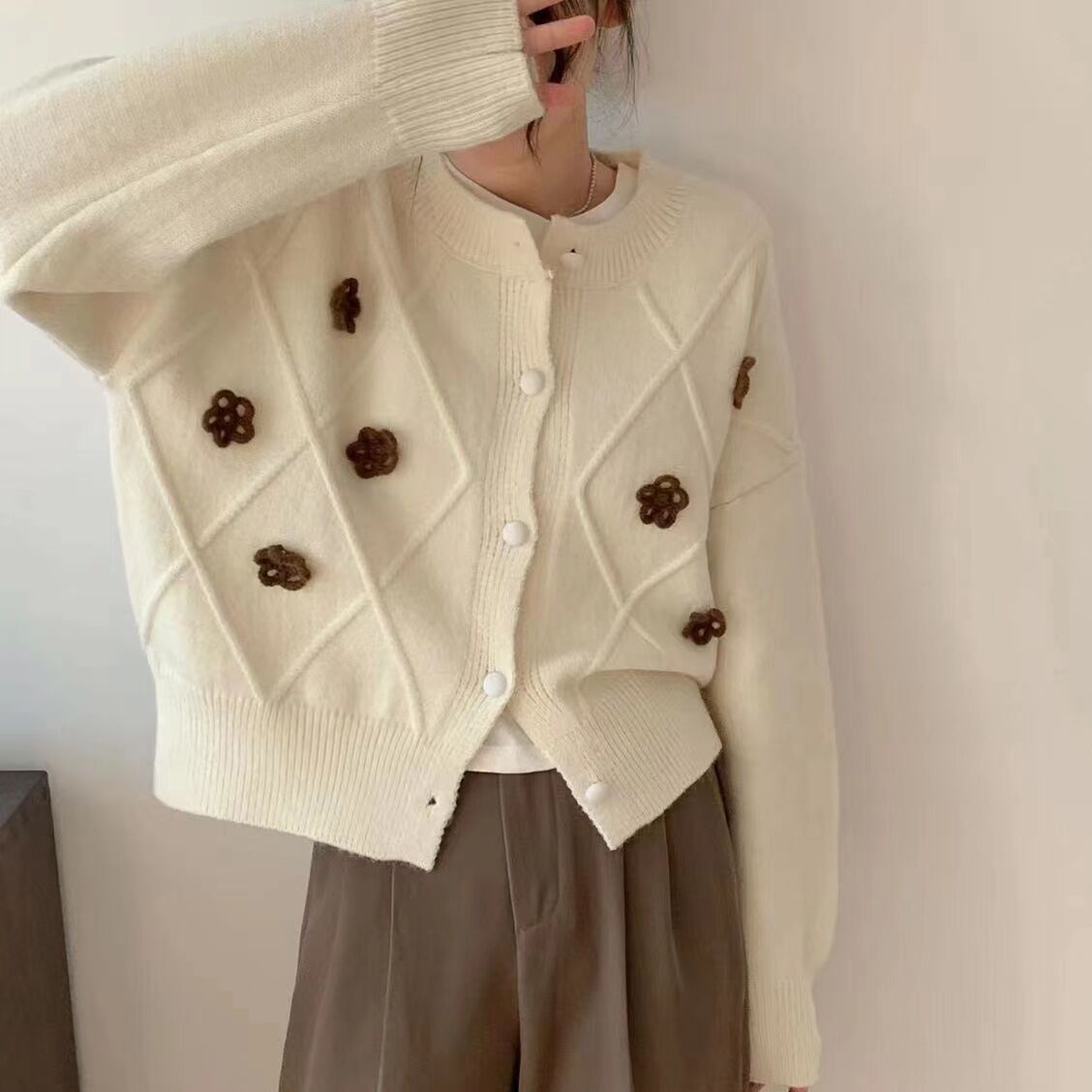 Cardigan Sweater Women's Spring and Autumn New 2023 New Loose Round Neck Flower Design Niche Jacket Short Top