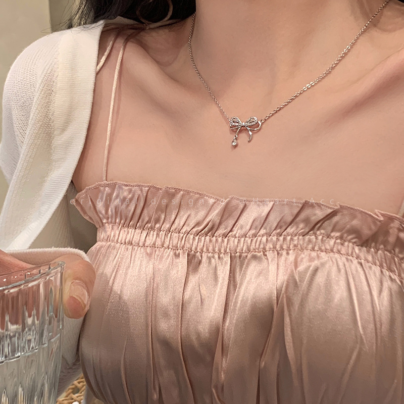 Hot girl temperament pendant jewelry wholesale niche ins style clavicle chain bow flower light luxury color-preserving necklace for women